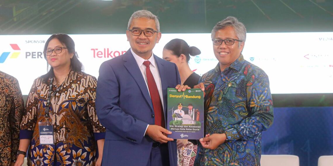 Wali Kota Bandung Muhammad Farhan dan Rektor ITB Tatacipta Dirgantara pada acara Bandung Sustainability Summit 2025, Kamis (6/11/2025).(Foto: Humas Pemkot Bandung)