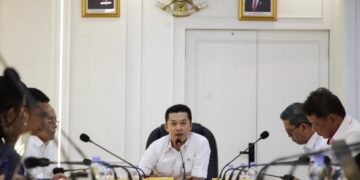 Wakil Menteri Pemuda dan Olahraga (Wamenpora) RI Taufik Hidayat memimpin Rapat Koordinasi (Rakor) Dualisme Cabang Olahraga (cabor) di Ruang Rapat Kecil Lantai 3, Graha Kemenpora, Kamis (27/11) siang. (foto:raiky/kemenpora.go.id)