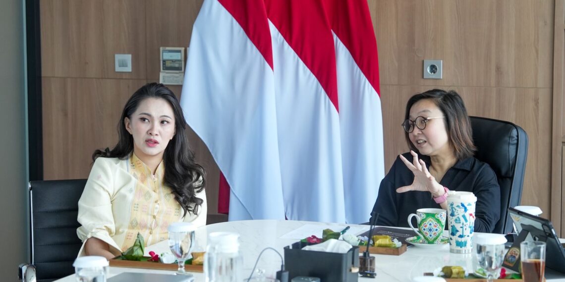 Wakil Menteri Ekonomi Kreatif/Wakil Kepala Badan Ekonomi Kreatif (Ekraf) Irene Umar (kanan) dan Gubernur Maluku Utara Sherly Tjoanda.(Foto: Humas Ekraf)