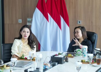 Wakil Menteri Ekonomi Kreatif/Wakil Kepala Badan Ekonomi Kreatif (Ekraf) Irene Umar (kanan) dan Gubernur Maluku Utara Sherly Tjoanda.(Foto: Humas Ekraf)