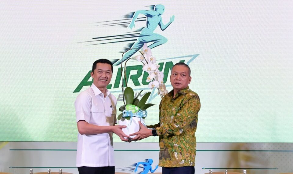 Wakil Menteri Pemuda dan Olahraga Republik Indonesia (Wamenpora RI) Taufik Hidayat, menghadiri Workshop AliRun Cinta Bumi 2025 bertajuk 'Synergizing Energy, Finance & Agribusiness For Green Future'. Acara ini diselenggarakan di Doubletree Hotel Bintaro Jaya, Jl. Boulevard Bintaro Jaya No.2 Tangerang Selatan, Banten, Jumat (31/10).(foto:bagus/kemenpora.go.id)