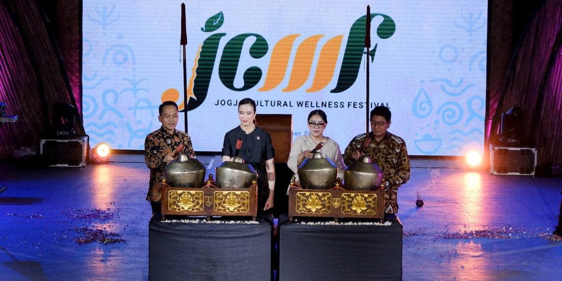 (Kiri-kanan) Wali Kota Solo Respati Ardi, Menteri Pariwisata Widiyanti Putri Wardhana, Project Leader Royal Surakarta Cultural Wellness Festival Gusti Raden Ayu Putri Purnaningrum, serta Kanjeng Gusti Pangeran Haryo Dipokusumo Pengageng Parentah Keputren Keraton Kasunanan Surakarta membuka "Wonderful Indonesia Wellness 2025" di Taman Balekambang, Solo, Jawa Tengah, Sabtu (1/11/2025).