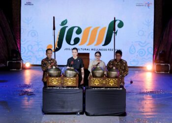 (Kiri-kanan) Wali Kota Solo Respati Ardi, Menteri Pariwisata Widiyanti Putri Wardhana, Project Leader Royal Surakarta Cultural Wellness Festival Gusti Raden Ayu Putri Purnaningrum, serta Kanjeng Gusti Pangeran Haryo Dipokusumo Pengageng Parentah Keputren Keraton Kasunanan Surakarta membuka "Wonderful Indonesia Wellness 2025" di Taman Balekambang, Solo, Jawa Tengah, Sabtu (1/11/2025).