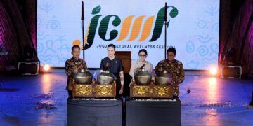 (Kiri-kanan) Wali Kota Solo Respati Ardi, Menteri Pariwisata Widiyanti Putri Wardhana, Project Leader Royal Surakarta Cultural Wellness Festival Gusti Raden Ayu Putri Purnaningrum, serta Kanjeng Gusti Pangeran Haryo Dipokusumo Pengageng Parentah Keputren Keraton Kasunanan Surakarta membuka "Wonderful Indonesia Wellness 2025" di Taman Balekambang, Solo, Jawa Tengah, Sabtu (1/11/2025).