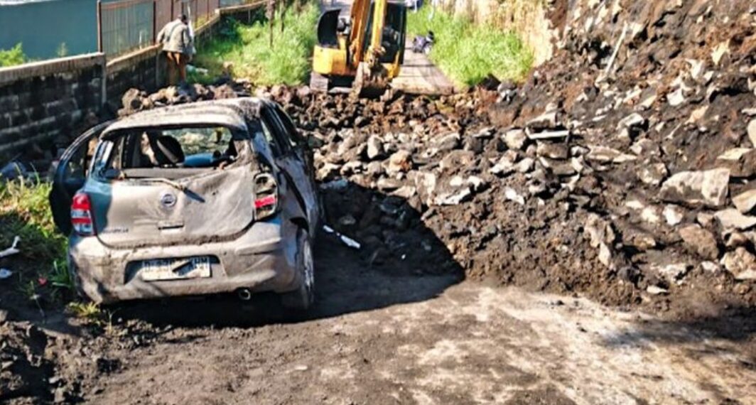 Kondisi mobil Nissan March milik dosen UPI Bandung yang tertimbun longsor di Jalan Terusan Gegerkalong Hilir, Kabupaten Bandung Barat.(Foto:Istimewa).