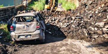 Kondisi mobil Nissan March milik dosen UPI Bandung yang tertimbun longsor di Jalan Terusan Gegerkalong Hilir, Kabupaten Bandung Barat.(Foto:Istimewa).
