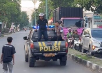Maling sepeda motor di Indramayu, dievakuasi polisi dalam kondisi tidak sadarkan diri setelah dihajar massa.(Foto:Istimewa).