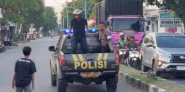 Maling sepeda motor di Indramayu, dievakuasi polisi dalam kondisi tidak sadarkan diri setelah dihajar massa.(Foto:Istimewa).