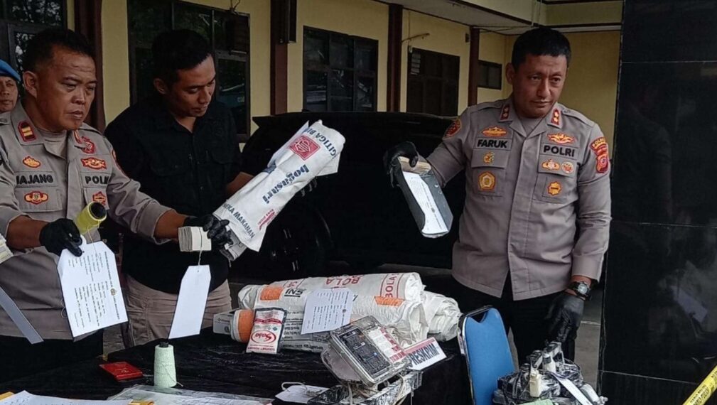 Kapolres Tasikmalaya Kota, AKBP Moch. Faruk Rozi, menunjukan barang bukti pengungkapan kasus pemalsuan tepung terigu dan penyedap merek terkenal.(Foto:Istimewa).