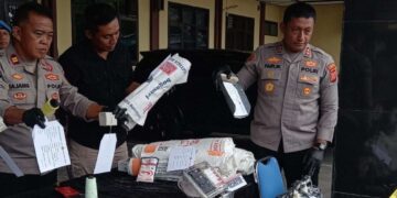 Kapolres Tasikmalaya Kota, AKBP Moch. Faruk Rozi, menunjukan barang bukti pengungkapan kasus pemalsuan tepung terigu dan penyedap merek terkenal.(Foto:Istimewa).