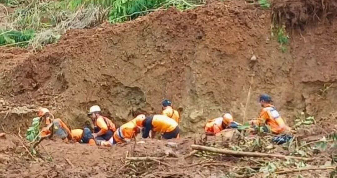 Tim SAR gabungan masih berusaha mencari tiga korban tertimbun longsor di Kecamatan Arjasari, Kabupaten Bandung.(Foto:Istimewa).