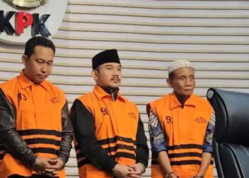 Bupati Bekasi, Ade Kuswara Kunang, bersama ayahnya, HM Kunang, dan pengusaha bernama Sarjan, kenakan rompi tahanan KPK setelah ditetapkan tersangka.(Foto:Istimewa).
