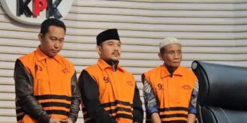 Bupati Bekasi, Ade Kuswara Kunang, bersama ayahnya, HM Kunang, dan pengusaha bernama Sarjan, kenakan rompi tahanan KPK setelah ditetapkan tersangka.(Foto:Istimewa).