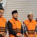 Bupati Bekasi nonaktif, Ade Kuswara Kunang, ayahnya, HM Kunang, dan pengusaha bernama Sarjan, kenakan rompi tahanan KPK setelah ditetapkan tersangka.(Foto:Istimewa).