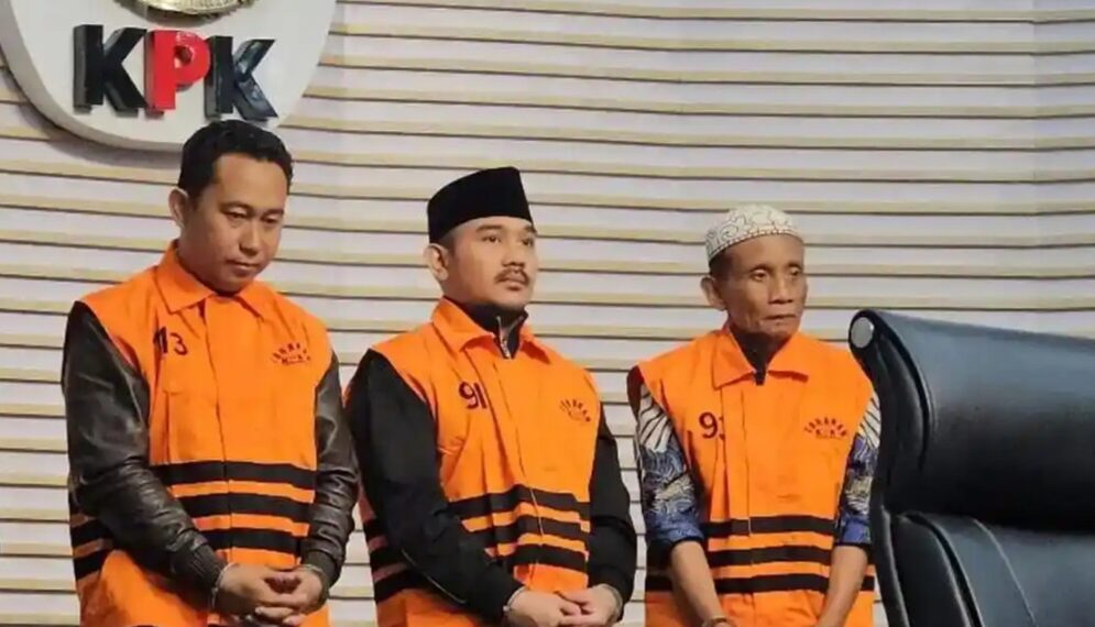 Bupati Bekasi, Ade Kuswara Kunang, bersama ayahnya, HM Kunang, dan pengusaha bernama Sarjan, kenakan rompi tahanan KPK setelah ditetapkan tersangka.(Foto:Istimewa).