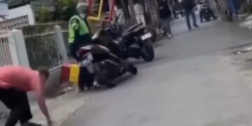 Pelaku penipuan berjaket ojol mengarahkan tembakan kepada korbannya pria lansia.(Foto:Istimewa).