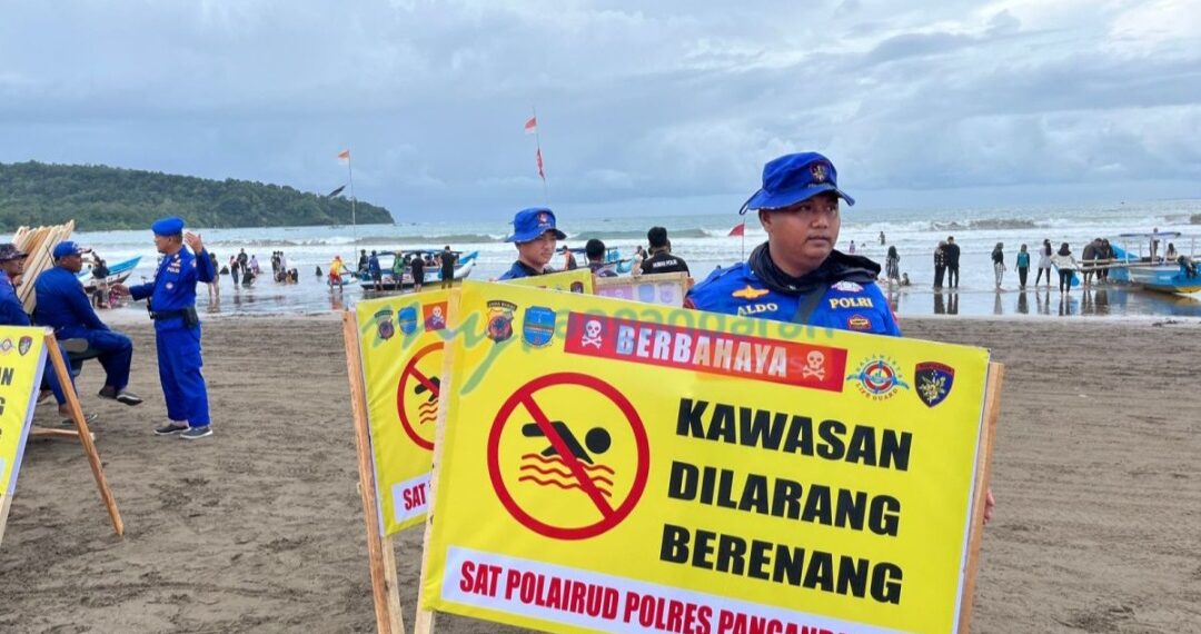 Satpolairud perbanyak plang larangan berenang pasca 5 wisatawan terseret ombak Pantai Pangandaran.(Foto:Istimewa).