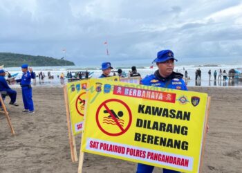 Satpolairud perbanyak plang larangan berenang pasca 5 wisatawan terseret ombak Pantai Pangandaran.(Foto:Istimewa).