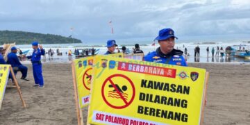 Satpolairud perbanyak plang larangan berenang pasca 5 wisatawan terseret ombak Pantai Pangandaran.(Foto:Istimewa).