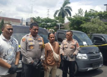 Kapolres Tasikmalaya Kota, AKBP Moch. Faruk Rozi, serahkan kendaraan bak terbuka yang dicuri kepada pemiliknya.(Foto:Istimewa).