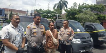 Kapolres Tasikmalaya Kota, AKBP Moch. Faruk Rozi, serahkan kendaraan bak terbuka yang dicuri kepada pemiliknya.(Foto:Istimewa).