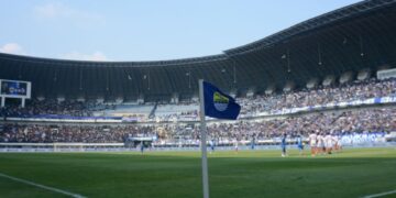 Persib Bandung akan menjamu PSM Makassar dalam laga tunda pekan ke-8 Super League 2025/2026 di Stadion GBLA, Sabtu (27/12/2025) malam.