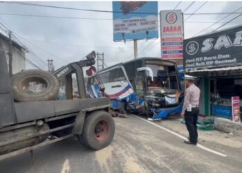 Proses evakuasi bus membawa rombongan peziarah tabrakan dengan truk bermuatan kelapa di Jalan Sukaraja-Kawalu, Kabupaten Tasikmalaya.(Foto:Istimewa).