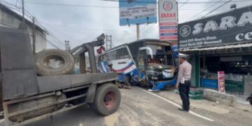 Proses evakuasi bus membawa rombongan peziarah tabrakan dengan truk bermuatan kelapa di Jalan Sukaraja-Kawalu, Kabupaten Tasikmalaya.(Foto:Istimewa).
