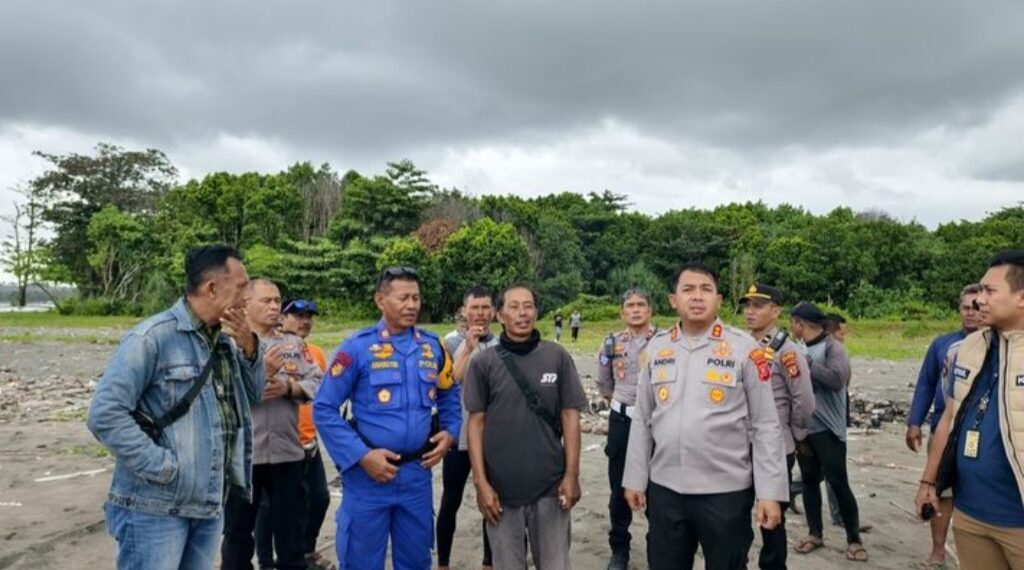 Kapolres Pangandaran, AKBP Andri Kurniawan, mengecek lokasi atlet penerjun payung jatuh.(Foto:Istimewa).