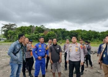 Kapolres Pangandaran, AKBP Andri Kurniawan, mengecek lokasi atlet penerjun payung jatuh.(Foto:Istimewa).