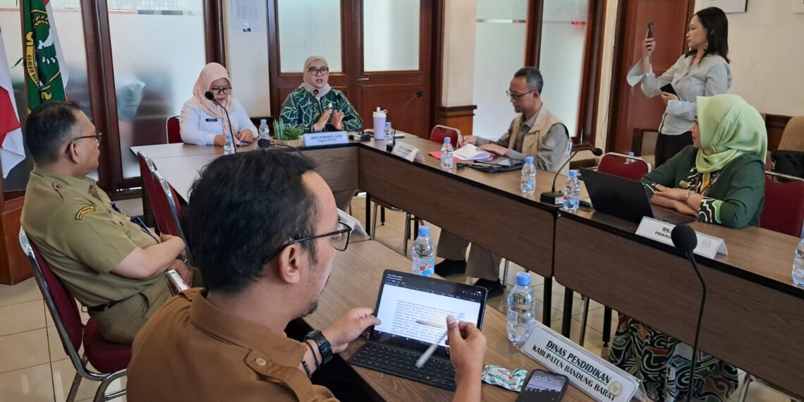 Anggota DPD Daerah Pemilihan Jawa Barat Agita Nurfianti (kanan depan). (Foto: Istimewa)