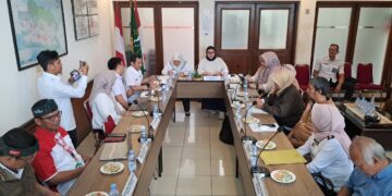 Wakil Ketua III Badan Urusan Legislasi Daerah (BULD) DPD RI Agita Nurfianti (paling ujung kanan) memimpin rapat untuk menyerap aspirasi masyarakat dan Pemerintah Daerah, Rabu (24/12), di Kantor DPD RI Jabar, Bandung.