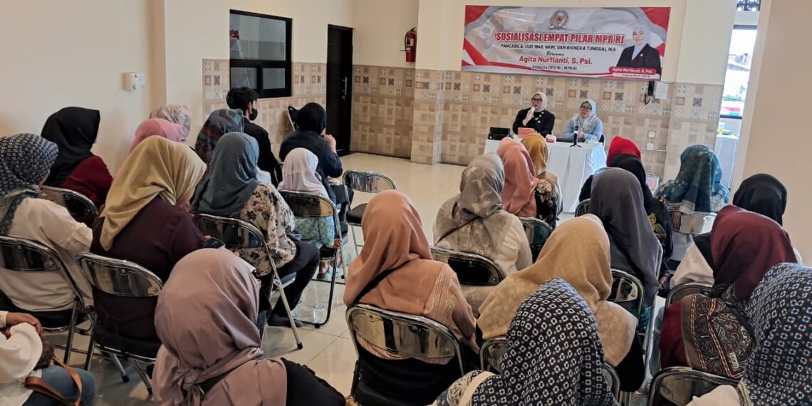 Senator Agita Nurfianti di acara sosialisasi Pilar-Pilar Berbangsa dan Bernegara pada Kader Posyandu RW 10 Kelurahan Jatihandap dan RW 09 Kelurahan Pasir Layung, Kota Bandung, Kamis (11/12).