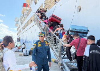 Penumpang menaiki kapal di pelabuhan mewarnai lonjakan penumpang pada sektor angkutan laut saat libur Nataru 2025/2026.(Foto: Istimewa)