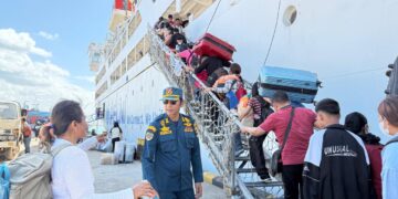 Penumpang menaiki kapal di pelabuhan mewarnai lonjakan penumpang pada sektor angkutan laut saat libur Nataru 2025/2026.(Foto: Istimewa)