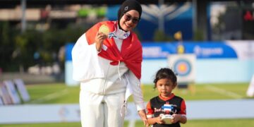 Cerita membanggakan datang dari cabang olahraga panahan di SEA Games 2025 Thailand. Atlet putri Diananda Choirunisa berhasil raih 2 medali emas dari nomor recurve beregu dan individual di tengah usia kehamilannya 2 minggu yang baru dia ketahui sebelum pertandingan final, Rabu (17/12) pagi. (foto:Herry/kemenpora.go.id)