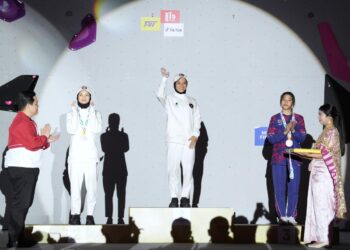 Menpora Erick Thohir (kiri) usai menyerahkan medali kepada dua atlet Indonesia yakni emas kepada Puja Lestari dan medali emas Susan Nurhidayah pada nomor speed. Juara ketiga atlet Thailand Kanyanat Arsakit.(Foto: Humas Kemenpora)