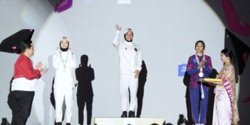 Menpora Erick Thohir (kiri) usai menyerahkan medali kepada dua atlet Indonesia yakni emas kepada Puja Lestari dan medali emas Susan Nurhidayah pada nomor speed. Juara ketiga atlet Thailand Kanyanat Arsakit.(Foto: Humas Kemenpora)