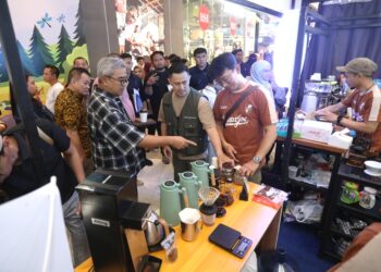 Wali Kota Bandung, Muhammad Farhan mengapresiasi Bandung Coffee Carnival di Summarecon Mal Bandung, Minggu, 30 November 2025. Menurut Farhan Coffee Culture Kota Bandung sungguh kian menguat. (Foto: Dok. Humas Pemkot Bandung)