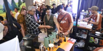 Wali Kota Bandung, Muhammad Farhan mengapresiasi Bandung Coffee Carnival di Summarecon Mal Bandung, Minggu, 30 November 2025. Menurut Farhan Coffee Culture Kota Bandung sungguh kian menguat. (Foto: Dok. Humas Pemkot Bandung)