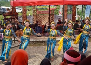 Ekosistem Budaya Kasumedangan #7 yang digelar setiap Sabtu itu mampu menghidupkan semangat budaya dan tradisi Sumedang. Atraksi seni budaya Sunda juga menarik masyarakat untuk datang ke Geoteater Rancakalong.(Foto: Humas Pemkab Sumedang)