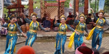 Ekosistem Budaya Kasumedangan #7 yang digelar setiap Sabtu itu mampu menghidupkan semangat budaya dan tradisi Sumedang. Atraksi seni budaya Sunda juga menarik masyarakat untuk datang ke Geoteater Rancakalong.(Foto: Humas Pemkab Sumedang)