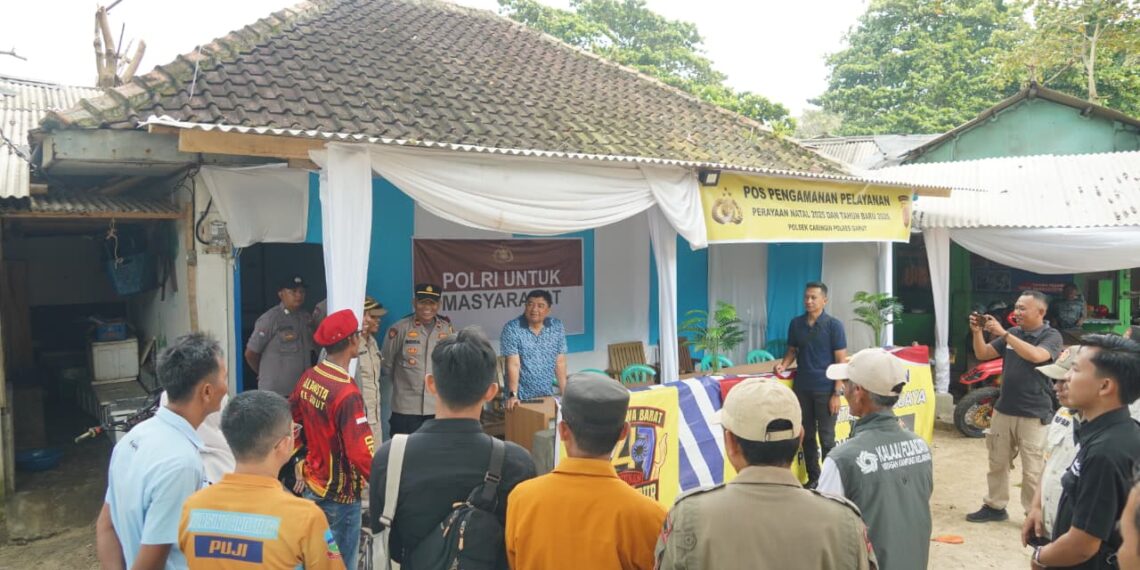 Bupati Garut, Abdusy Syakur Amin, meninjau kesiapan Pos Pengamanan Layanan Objek Wisata Pantai Rancabuaya dalam rangka menyambut Libur Natal dan Tahun Baru (Nataru), yang berlokasi di Kecamatan Caringin, Kabupaten Garut, Minggu (21/12/2025).‎(Foto: Muhamad Azi Zulhakim/ Diskominfo Kab. Garut)