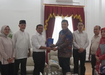 Bupati Sumedang Dony Ahmad Munir (ketiga kiri) menerima kunjungan silaturahmi Direktur Utama Istiqlal Global Fund, Ashanul Haq, beserta jajaran di Ruang Tamu Bupati Sumedang, Senin (22/12/2025). Kunjungan tersebut membahas peluang investasi serta rencana pengembangan Kawasan Ekonomi Khusus (KEK) Halal di Kabupaten Sumedang.(Foto: Humas Pemkab Sumedang)