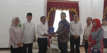 Bupati Sumedang Dony Ahmad Munir (ketiga kiri) menerima kunjungan silaturahmi Direktur Utama Istiqlal Global Fund, Ashanul Haq, beserta jajaran di Ruang Tamu Bupati Sumedang, Senin (22/12/2025). Kunjungan tersebut membahas peluang investasi serta rencana pengembangan Kawasan Ekonomi Khusus (KEK) Halal di Kabupaten Sumedang.(Foto: Humas Pemkab Sumedang)