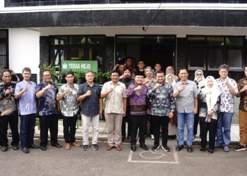 Bupati Sumedang Dony Ahmad Munir (depan ketiga dari kanan) saat berada di Buahdua.(Foto: Humas Pemkab Sumedang)