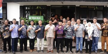 Bupati Sumedang Dony Ahmad Munir (depan ketiga dari kanan) saat berada di Buahdua.(Foto: Humas Pemkab Sumedang)