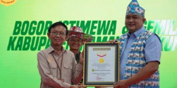 Bupati Bogor Rudy Susmanto menerima penghargaan dari MURI.)Foto: Humas Pemkab Bogor)