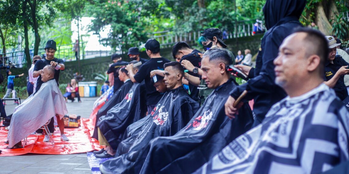 Masyarakat di Kota Bogor antusias mengikuti cukur bayar seikhlasnya dan konser amal yang digelar di Taman Ekspresi, Kelurahan Sempur, Kecamatan Bogor Tengah, Kota Bogor, Sabtu (27/12/2025).(Foto: Humas Pemkot Bogor)
