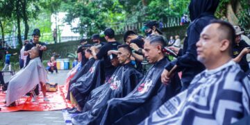 Masyarakat di Kota Bogor antusias mengikuti cukur bayar seikhlasnya dan konser amal yang digelar di Taman Ekspresi, Kelurahan Sempur, Kecamatan Bogor Tengah, Kota Bogor, Sabtu (27/12/2025).(Foto: Humas Pemkot Bogor)